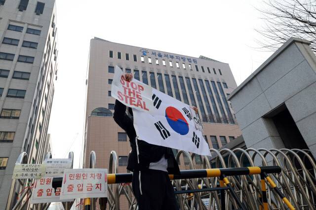 윤석열 대통령 지지자가 지난 3월10일 서울 마포구 서울 서부지방법원 앞에서 폭동 사태로 재판에 넘겨진 피고인들의 석방을 촉구하고 있다. 정용일 선임기자 yongil@hani.co.kr