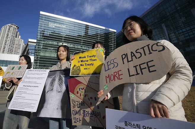 지난해 12월1일 부산에서 열린 국제 플라스틱 협약 행사장 앞에서 시민단체 활동가들이 협약 성안을 주장하는 집회를 열고 있다. AP연합뉴스