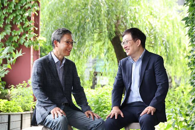 이명호 미래학회 부회장(왼쪽)과 이원태 국민대학교 특임교수가 지난달 31일 오전 서울 마포구 한겨레경제사회연구원에서 대담하기 전 대화를 나누고 있다. 김혜윤 기자 unique@hani.co.kr