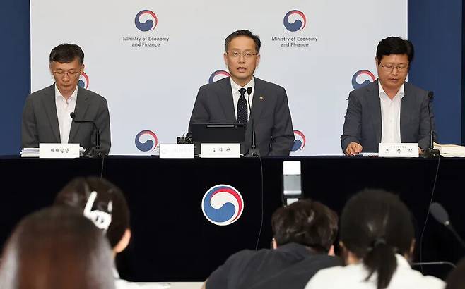 이형일 기획재정부 1차관이 지난 29일 정부세종청사 민원동 브리핑실에서 ’2025년 세제개편안’ 브리핑을 하고 있다. 연합뉴스