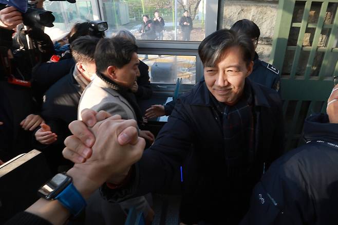 조국 전 조국혁신당 대표가 지난해 12월16일 경기도 의왕 서울구치소에 수감되기 직전에 한 지지자와 손을 맞잡고 있다. 광복절 특사를 앞두고 그의 사면 여부에 관심이 쏠린다. 정용일 선임기자 yongil@hani.co.kr