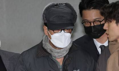 노상원 전 정보사령관이 지난해 12월24일 아침 서울 은평구 서울서부경찰서에서 서울중앙지검으로 송치되고 있다. 김영원 기자 forever@hani.co.kr