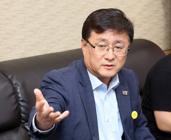 김성환 환경부 장관이 4일 정부세종청사 환경부 기자실에서 출입기자단 간담회를 열고 질문에 답하고 있다. 연합뉴스