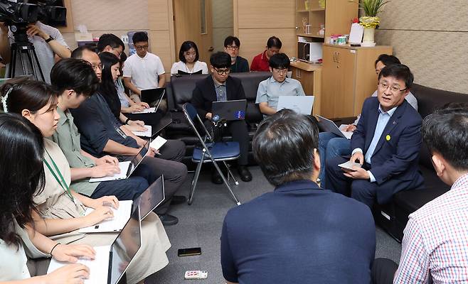 김성환 환경부 장관이 4일 정부세종청사 환경부 기자실에서 출입기자단 간담회를 열고 질문에 답하고 있다. 연합뉴스