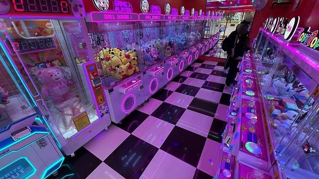 지난 30일 서울 노원구 중계동 학원가에 자리한 인형뽑기방에서 책가방을 멘 학생들이 인형뽑기를 하고 있다. 최현수 기자