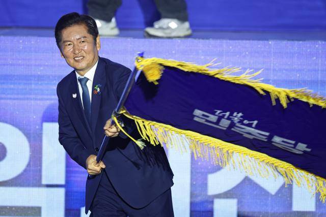 정청래 더불어민주당 신임 당대표가 2일 경기 고양시 킨텍스에서 열린 제2차 임시전국당원대회에서 선출된 직후 당기를 흔들고 있다. 뉴스1