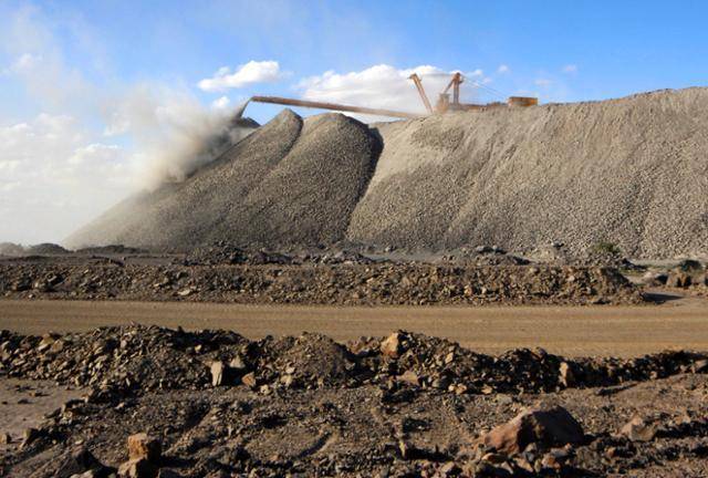 중국 네이멍구 지역에 위치한 희토류 광산인 바이윈어보에서 희토류 채굴 작업이 진행 중인 모습. 로이터 연합뉴스 자료사진