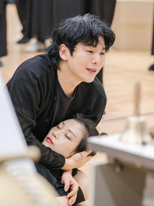지난달 30일 국립극장 연습실에서 열린 판소리 시어터 '심청' 리허설에서 심봉사 역을 맡은 김준수가 주요 장면을 시연하고 있다. 국립극장 제공