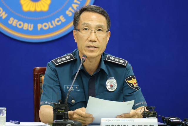 유재성 경찰청장 직무대행이 지난달 31일 대전서부경찰서를 방문해 관계성 범죄 대응 현황을 점검하고 재발 방지를 위한 대책을 발표하고 있다. 앞서 지난달 29일 대전 서구에서 20대 남성이 전 여자친구였던 피해자를 살해하고 달아난 뒤 하루 만에 붙잡혔다. 연합뉴스