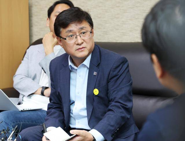 김성환 환경부 장관이 4일 세종시 정부세종청사 환경부 기자실에서 출입기자단과 현안 관련 간담회에 참석해 질문에 답하고 있다. 뉴스1