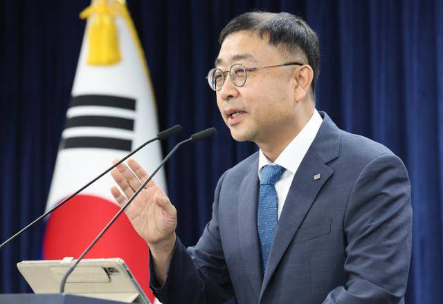 송상훈 과학기술정보통신부 정보통신정책실장이 4일 서울 종로구 정부서울청사에서 독자 AI 파운데이션 모델 프로젝트 정예팀 선정 결과를 발표하고 있다. 뉴스1