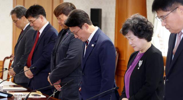 김민석 국무총리가 4일 정부서울청사에서 '이태원참사 추모위원회' 시작에 앞서 묵념을 하고 있다. 뉴시스