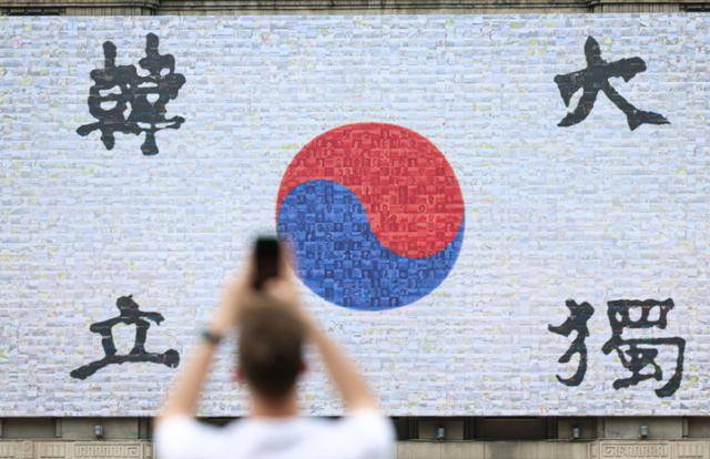 광복절을 보름 앞둔 1일 서울 중구 서울도서관 꿈새김판에 '대한독립'이 적힌 대형 태극기가 게시돼 있다. 뉴시스