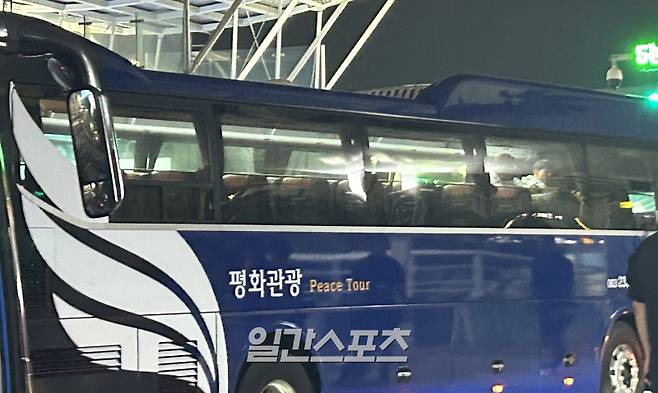 공항에서 빠져나온 양민혁은 이 버스에서 대기하다가 SUV 차량을 타고 떠났다. 사진=김희웅 기자