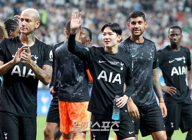 잉글랜드 프리미어리그 토트넘 홋스퍼와 뉴캐슬 유나이티드가 맞붙는 '2025 쿠팡플레이 시리즈' 두번째 경기가 3일 오후 서울 마포구 서울월드컵경기장에서 열려 1대 1 무승부로 마쳤다.경기 후 양민혁이 동료들과 그라운드를 돌며 관중에 인사하고 있다.상암=김민규 기자 mgkim1@edaily.co.kr /2025.08.03/