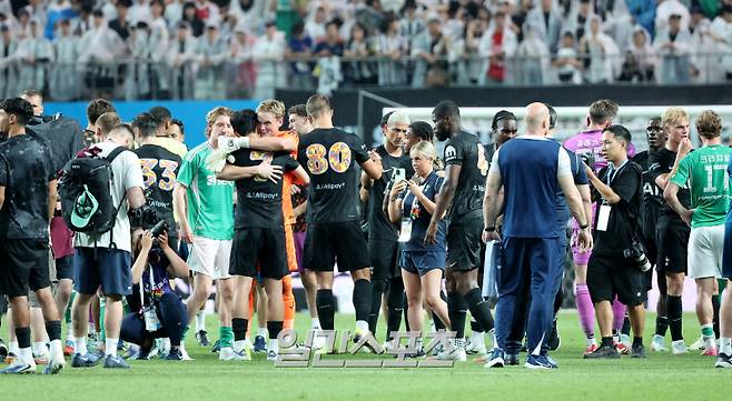 잉글랜드 프리미어리그 토트넘 홋스퍼와 뉴캐슬 유나이티드가 맞붙는 '2025 쿠팡플레이 시리즈' 두번째 경기가 3일 오후 서울 마포구 서울월드컵경기장에서 열려 1대 1 무승부로 마쳤다. 경기 후 양팀 선수들이 뒤엉켜 손흥민과 작별 인사를 하고 있다. 상암=김민규 기자 mgkim1@edaily.co.kr /2025.08.03/