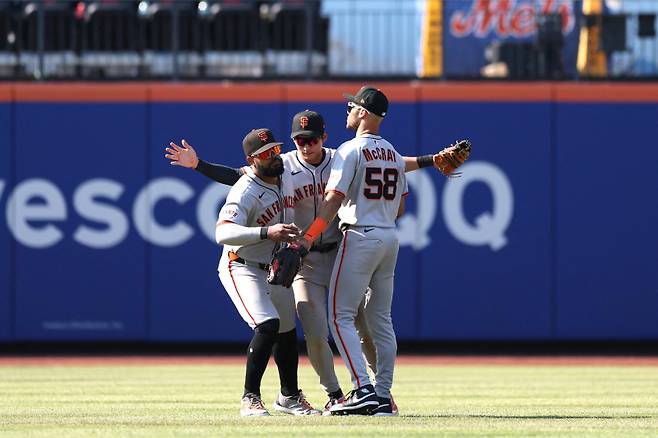 <yonhap photo-1909="">이정후(가운데)가 4일(한국시간) 뉴욕 메츠전을 승리로 이끈 뒤 동료들과 세리머니를 하고 있다. AFP=연합뉴스</yonhap>