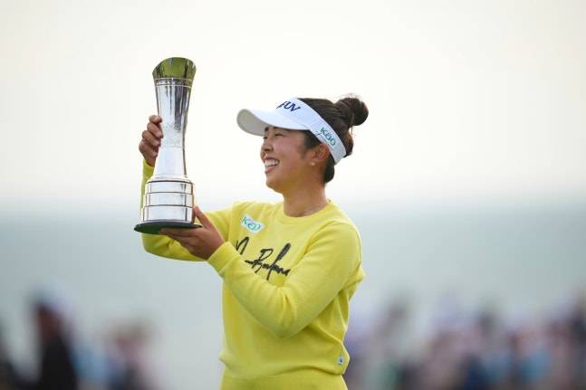 AIG 여자오픈 우승으로 미국 진출 후 처음 트로피를 들어올린 야마시타 미유. AFP=연합뉴스