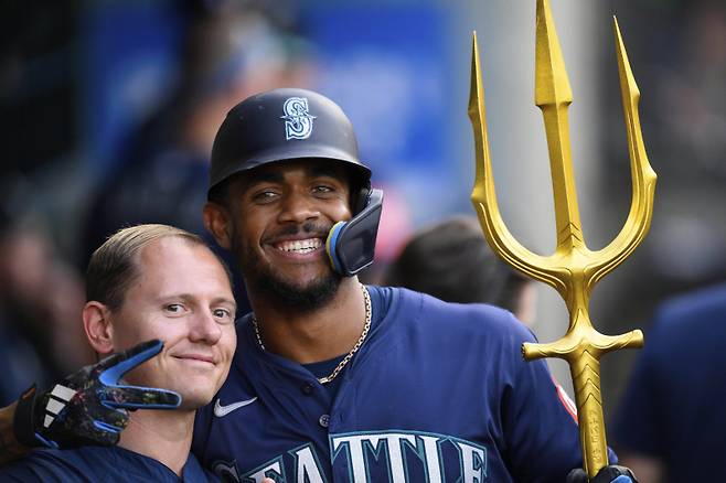 <yonhap photo-2339=""> Seattle Mariners Julio Rodr?guez, right, poses after hitting a home run during the third inning of a baseball game against the Los Angeles Angels, Saturday, July 26, 2025, in Anaheim, Calif. (AP Photo/William Liang)/2025-07-27 12:08:24/ <저작권자 ⓒ 1980-2025 ㈜연합뉴스. 무단 전재 재배포 금지, AI 학습 및 활용 금지></yonhap>