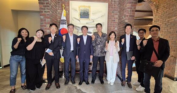 우범기 시장이 주 싱가포르 대한민국 대사관을 찾아 국제스포츠 교류 방안을 논의했다. [사진=전주시 ]