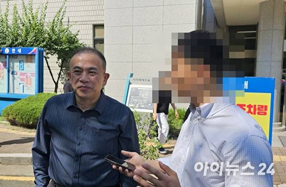 명태균 씨가 지난 6월 23일 경남 창원지법에서 열린 7차 공판에 앞서 취재진에게 입장을 밝히고 있다. [사진=임승제 기자]