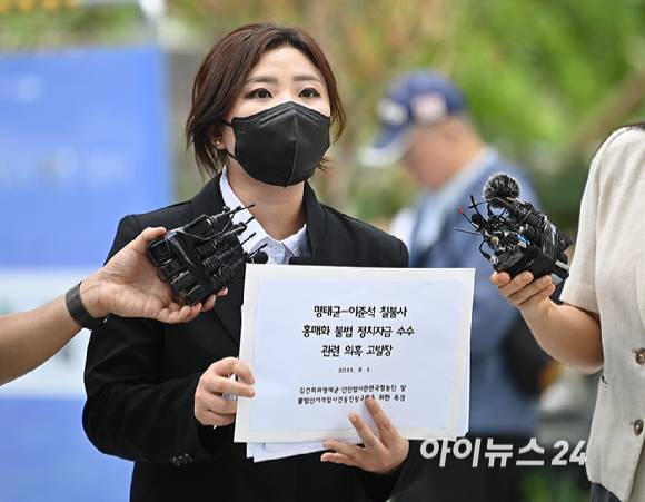 명태균씨의 전 변호인 김소연 변호사가 4일 개혁신당 이준석 대표 등에 대한 고발장을 제출하기 위해 김건희 특검팀 사무실로 들어서며 취재진에게 설명하고 있다. [사진=곽영래 기자]