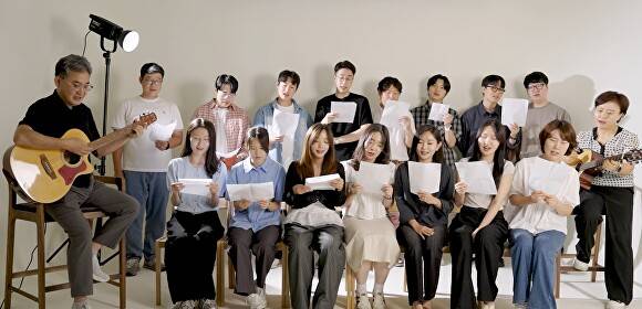 달서구 AI와 MZ 공무원이 함께 기후위기 대응송을 부르고 있다 [사진=달서구]