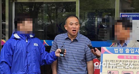 지난 6월16일 명태균 씨가 경남 창원지방법원에 출석하며 취재진에게 입장을 밝히고 있다. [사진=임승제 기자]