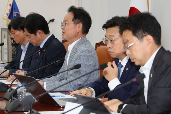 허영 더불어민주당 원내정책수석(가운데)이 3일 국회에서 열린 노조법 2·3조 개정 관련 기자간담회에서 발언하고 있다. 허 수석은 “이번 회기 내에 노조법 2·3조를 반드시 통과시킬 것”이라며 “법안이 통과되면 책임구조가 보다 명확해져 생산적 노사관계 구축이 기대된다”고 말했다. [연합뉴스]
