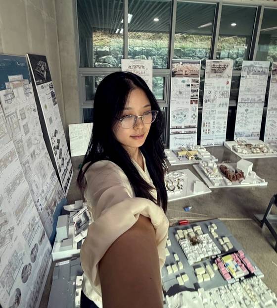 대학교 건축학과 3학년 1학기 마감 후 전시한 건축과제들과 함께한 이아진씨. ⓒ이아진 인스타그램