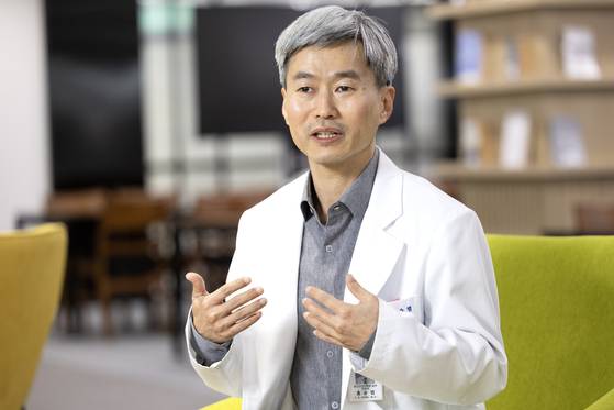 홍순범 서울대 어린이병원 교수는 "애착 형성을 통해 아기는 '세상은 살 만하고 나는 사랑받고 있다'고 느낄 수 있어야 한다"고 말했다. 임현동 기자