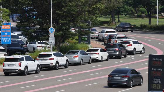 여름 휴가 성수기인 지난달 29일 서울 강서구 김포공항 국내선 청사 주차장 앞에서 차량들이 주차를 위해 대기해 있다. 연합뉴스