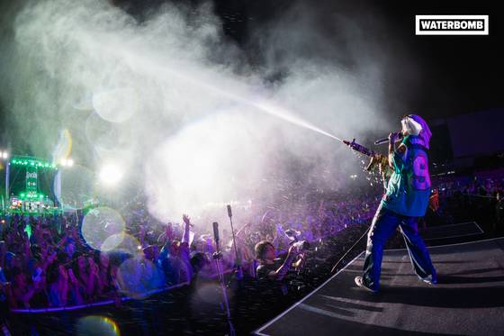 워터밤에서는 가수와 관객이 '물'이라는 요소로 하나가 된다. 메이드온
