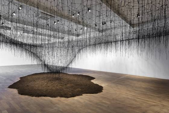 가나아트센터에 설치된 시아토 치하루의 자연으로의 순환 개념을 시각화한 ‘Return to Earth’. [사진 가나아트센터]