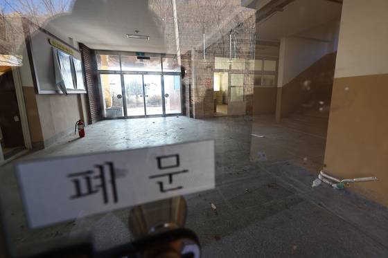 2018년 폐교된 경북 안동시 임동중학교 건물이 8년째 그대로 방치돼 있다. [중앙포토]