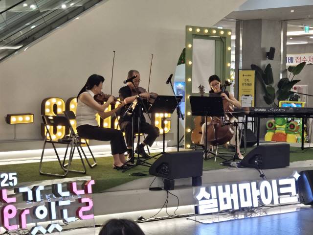 ▲ 3일 춘천 엔타에서 열린 문화가 있는 날 실버마이크 공연 모습.