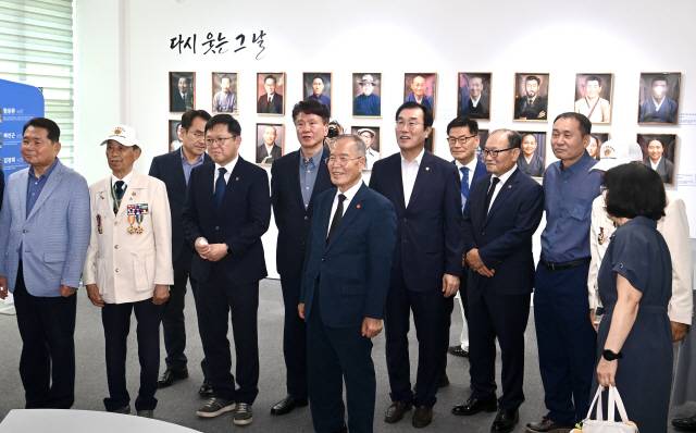 ▲ 강원 출신 독립유공자들의 흑백사진을 인공지능(AI) 기술로 복원해 웃는 얼굴을 전시하는 사진전 ‘다시 웃는 그 날’ 개막식이 1일 강원광복기념관에서 열렸다. 방도겸 기자