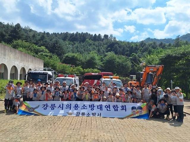 ▲ 강릉소방서 의용소방대연합회(회장 김왕래·홍귀자)는 지난 2일 경기도 가평군 일원에서 집중호우로 피해를 입은 지역에 대한 긴급 복구 봉사활동을 실시했다.