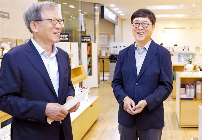 최휘영 문화체육관광부 장관(오른쪽)이 3일 서울 용산 국립중앙박물관을 찾아 전시 기획상품인 뮷즈 판매 상황을 점검하면서 유홍준 국립중앙박물관장과 대화하고 있다.   문체부 제공