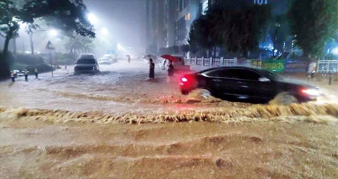 < 역대급 폭우…곳곳 침수피해 속출 > 3일 오후 9시 기준 288㎜의 폭우가 쏟아진 전남 무안군 무안읍의 한 도로가 빗물에 잠기자 차량이 침수된 도로를 힘겹게 지나고 있다. 이날 오후 7~8시 무안국제공항에는 관측 사상 최대 시간당 강수량인 146㎜에 육박하는 142.1㎜ 의 비가 내렸다.   뉴스1