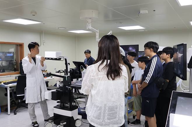 고영테크놀러지 본사 견학 프로그램에 참여한 학생들. 고영테크놀러지 제공