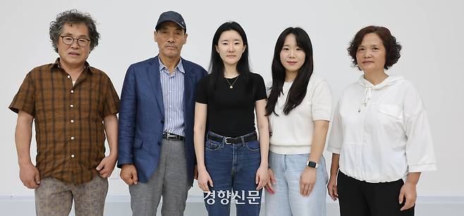 산업재해 유가족들이 지난 18일 경향신문 본사에서 포즈를 취하고 있다. 성동훈 기자