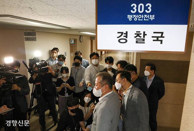 이상민 전 행정안전부 장관이 지난 2022년 8월 2일 서울 종로구 정부서울청사 내 경찰국 입구에서 첫 업무일을 맞은 직원들 격려를 마친 뒤 기자들의 질문에 답하고 있다. 이준헌 기자