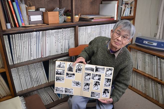 노무라 모토유키 목사는 1970년대 청계천빈민 구호활동을 했다. 당시 촬영한 사진을 설명하고 있다. 푸르메재단 제공