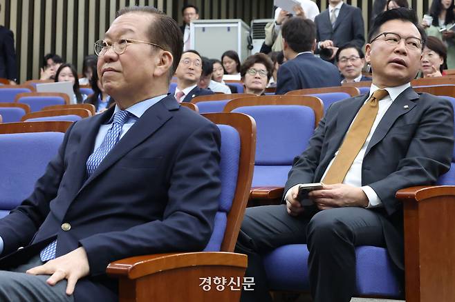 권영세 전 국민의힘 비대위원장(왼쪽)과 이양수 전 사무총장이 지난 5월8일 국회에서 열린 의원총회에 참석해 자리에 앉아 있다. 한수빈 기자