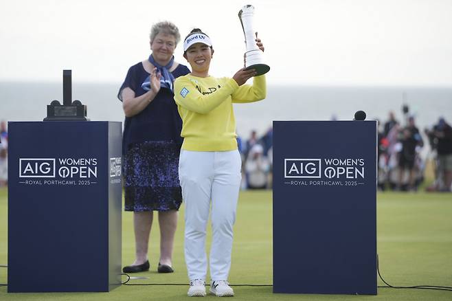 특급 신인의 LPGA 첫 트로피 야마시타 미유(일본)가 4일 미국여자프로골프(LPGA) 투어 메이저대회 AIG 여자오픈에서 우승한 뒤 트로피를 들어 올리고 있다. 웨일스 | AP연합뉴스