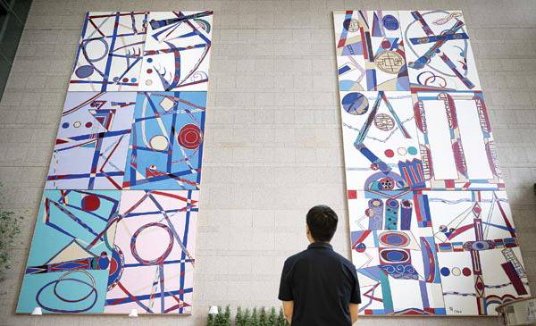 4일 부산시청 1층 들락날락 벽면에 전혁림 작가의 ‘한국의 풍물’ 이 설치되어 있다. 1998년 들여온 이 작품은 올해 보존 작업을 마무리하고 다음 달 일반에 공개된다.   전민철 기자 jmc@kookje.co.kr
