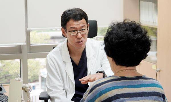 동남권원자력의학원 대장항문외과 한언철 과장이 환자를 진료하고 있다.  동남권원자력의학원 제공