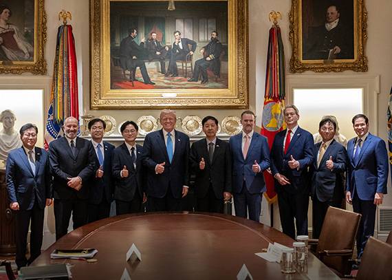 U.S. President Donald Trump poses for a commemorative photo with the Korean delegation at the White House on July 30. From left: Choi Ji-young, director general for international economic affairs at Korea’s Ministry of Economy and Finance; U.S. Secretary of Commerce Howard Lutnick; Korea’s Trade Minister Yeo Han-koo; Industry Minister Kim Jung-kwan; President Donald Trump; Deputy Prime Minister and Finance Minister Koo Yoon-cheol; U.S. Trade Representative Jamison Greer; U.S. Treasury Secretary Scott Bessent; Park Jeong-seong, head of the trade and investment bureau; and U.S. Secretary of State Marco Rubio. [WHITE HOUSE]
