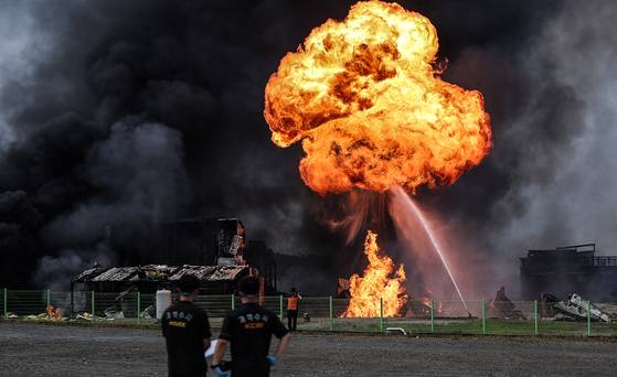 A fire breaks out at a chemical manufacturing plant in Yeongcheon, North Gyeongsang, on Aug. 3. According to the North Gyeongsang Fire Department, the blaze began around 12:43 p.m. at a cosmetics ingredient manufacturing facility in the Chaesin Industrial Complex in Geumho-eup. As of 3:30 p.m., one man had sustained severe burns to the face, while two others suffered minor injuries. One employee was reported missing. [YONHAP]